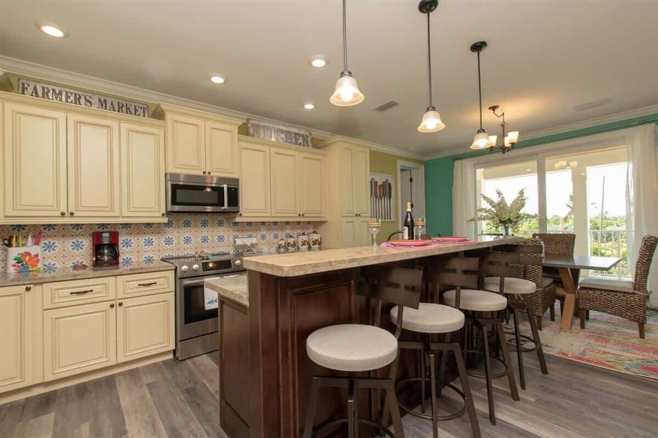 Kitchen with Island and seating for 4