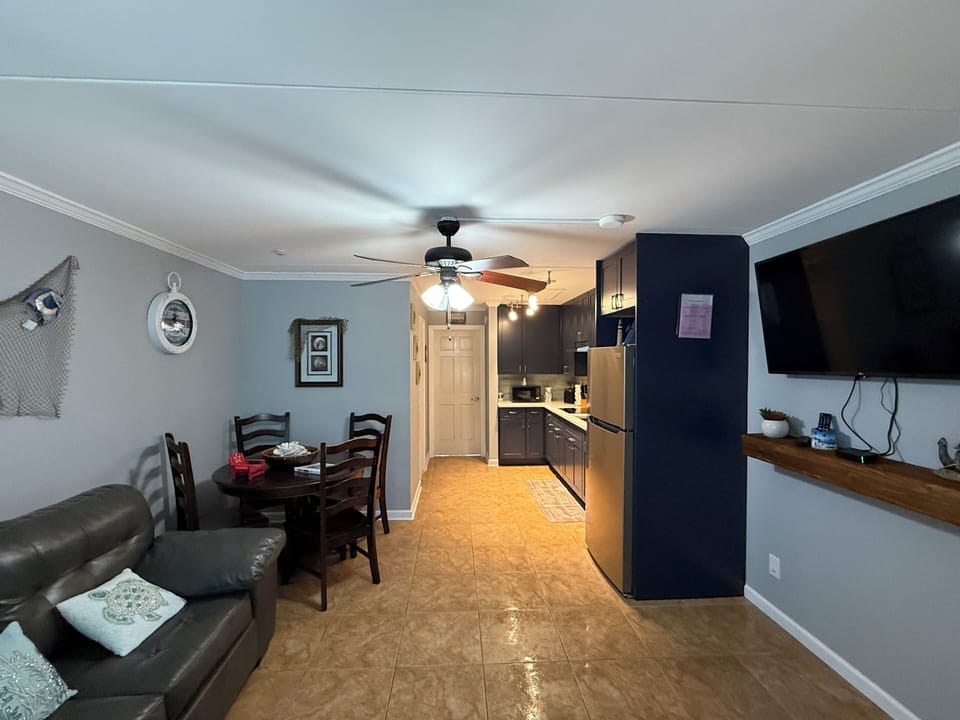 Spacious kitchen & living room area