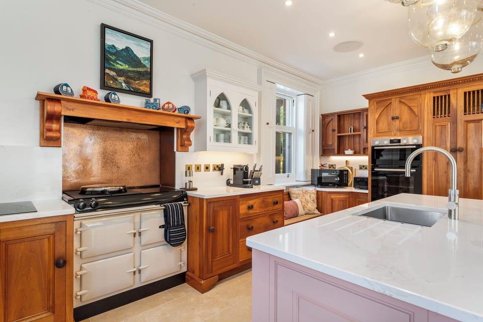 Country Manor, Log Burner, Sea Views