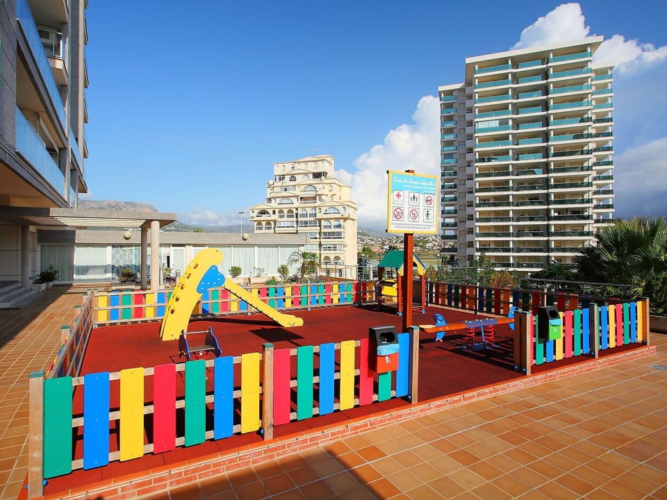 Metropolitan Area, Urban Area, Architecture, Human Settlement, Daytime, City, Building, Sky, Condominium, Neighbourhood