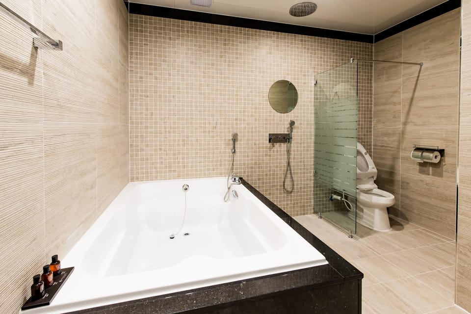 Combined shower/tub, deep soaking tub, designer toiletries, hair dryer