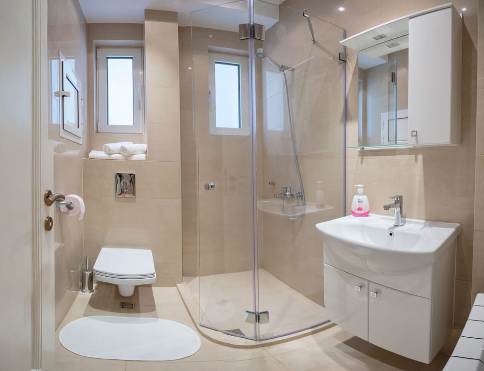 Superior Apartment, 2 Bedrooms, Balcony | Bathroom | Shower, rainfall showerhead, hair dryer, towels