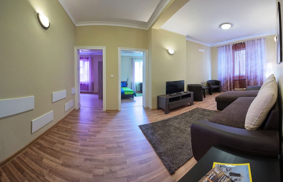 Superior Apartment, 2 Bedrooms, Balcony | Living room | Books