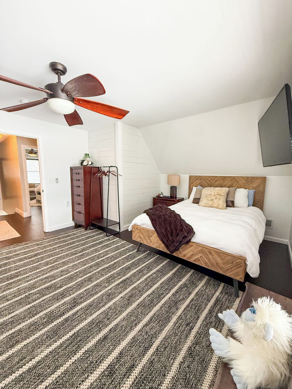 Upper level bedroom with 3 queen beds and lake views