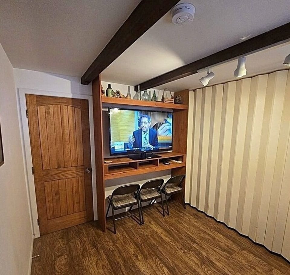 4th Sleeping Space - TV/Br - Has a Full Futon and 56" TV
