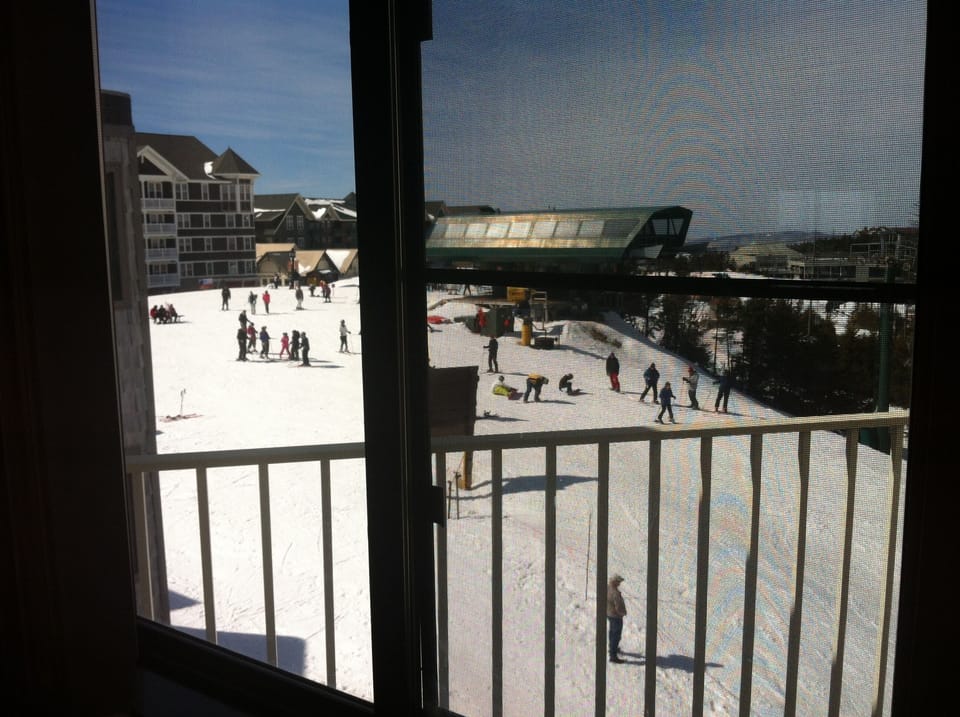 Livingroom and balcony overlooking the ski lift area