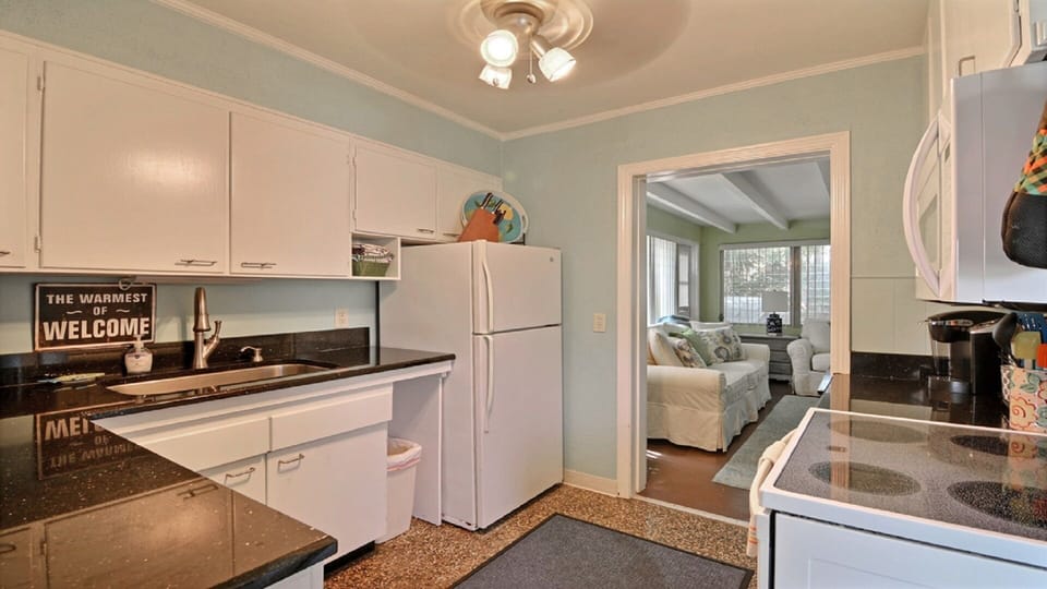 Kitchen equipped with refrigerator, stove, oven, dishwasher, microwave, etc.