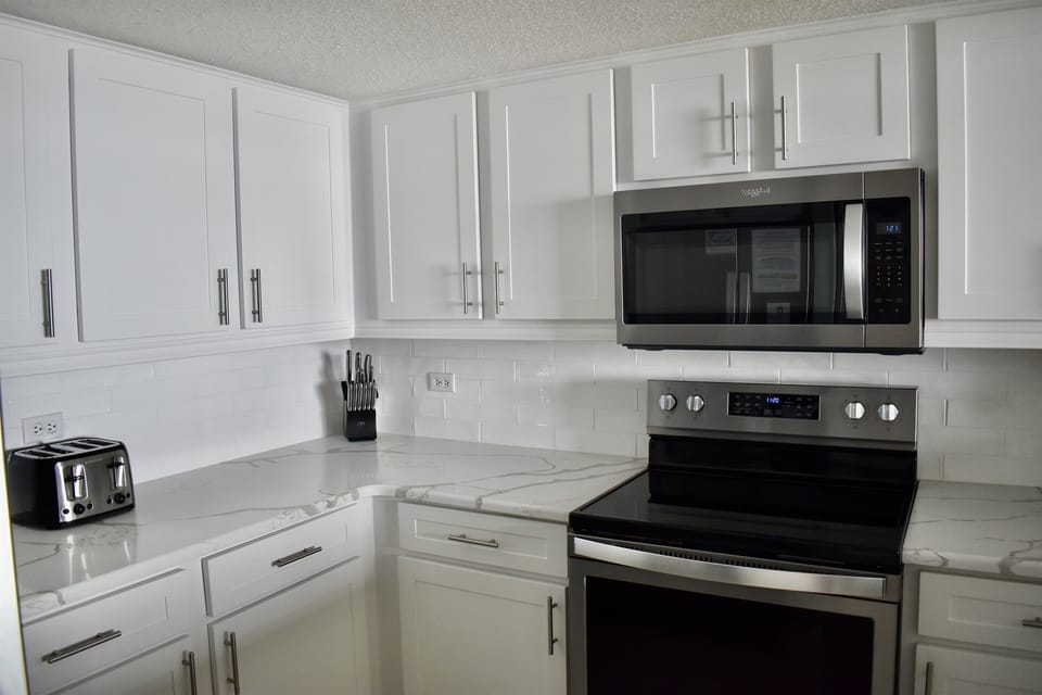 Beautiful White Kitchen!
