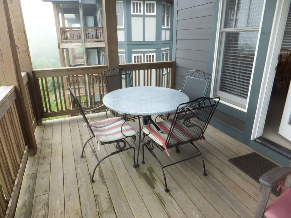 Outdoor balcony dining for 4.