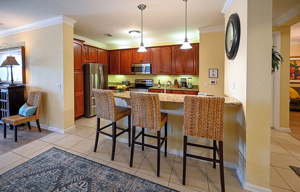Breakfast Bar and Kitchen