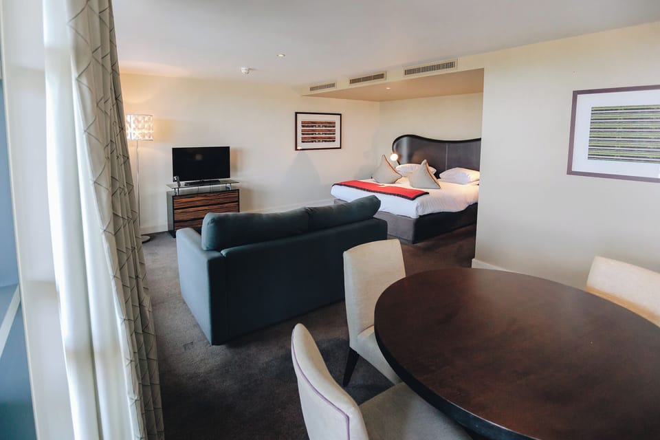 Executive Room, 1 King Bed | Premium bedding, in-room safe, desk, laptop workspace