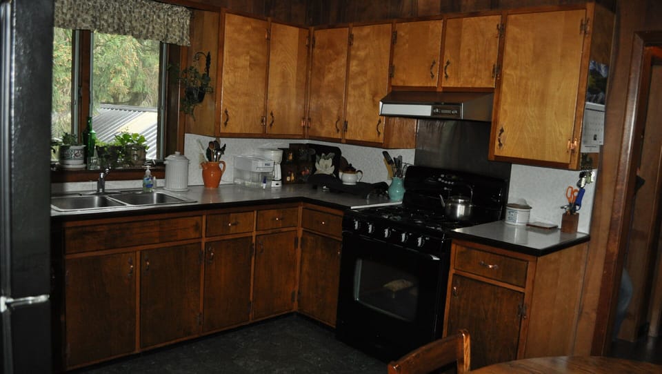 KITCHEN, 5 BURNER GAS
STOVE