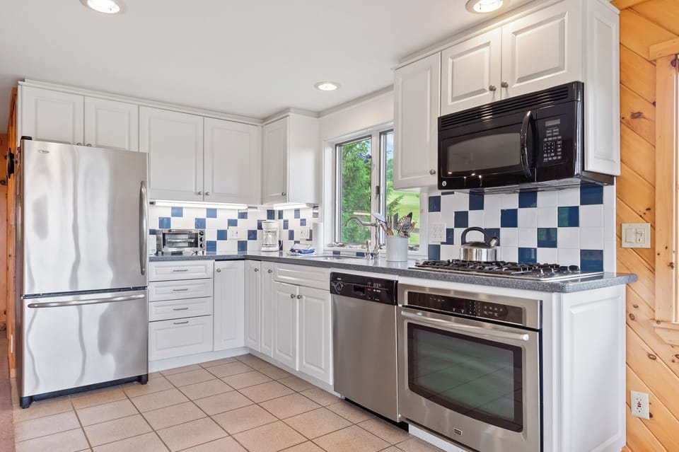 Fully applianced kitchen with dishwasher