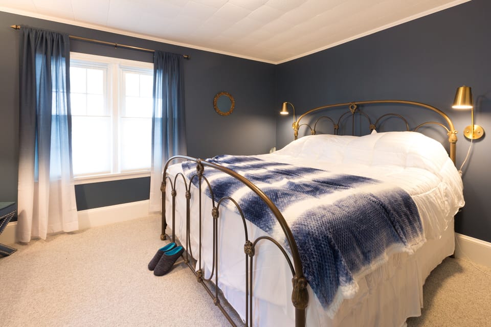 Downstairs Master King. (AKA Captain's room) Sheets/cleaning service included