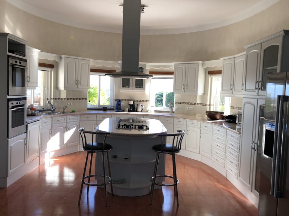 Kitchen, hob and 2 ovens