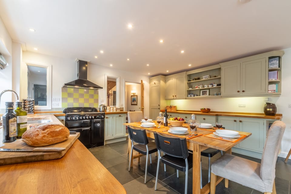 No. 2 The Fish Cellars, Port Isaac. Lower ground floor:   Dining kitchen with Rangemaster cooker