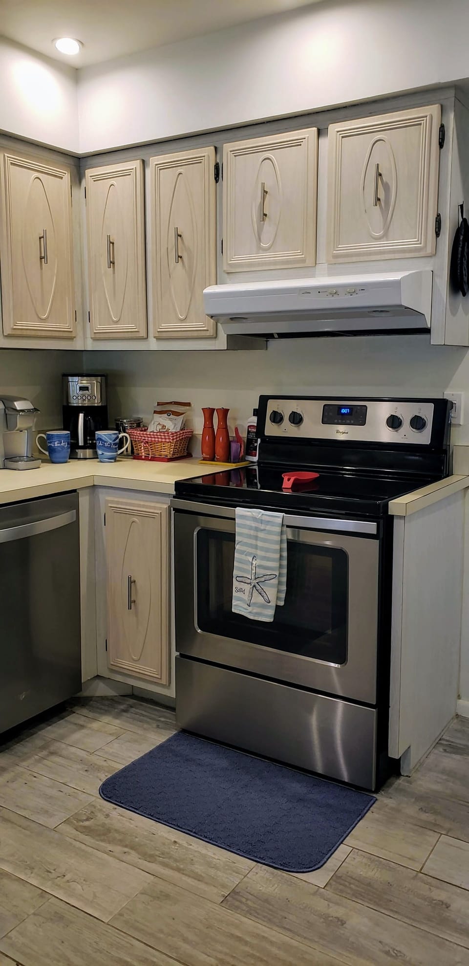 Spacious kitchen with all new appliances fully equipped 