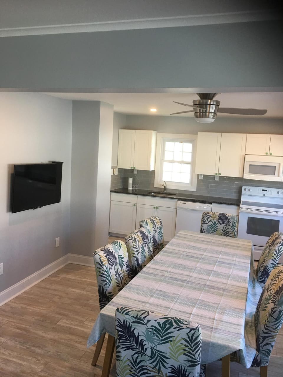 Kitchen (Remodeled 2018) Seats 8