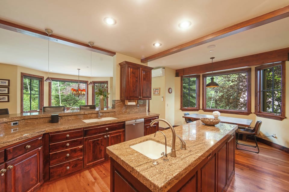 Additional seating for 6 in breakfast nook; purified water in island sink

