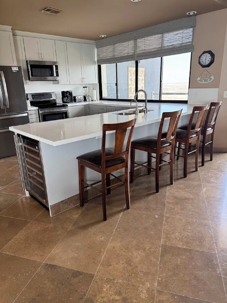 Kitchen with large area to visit .