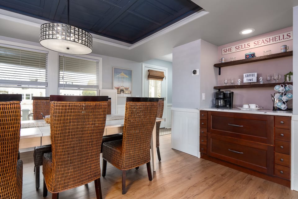 Dining area with coffie bar