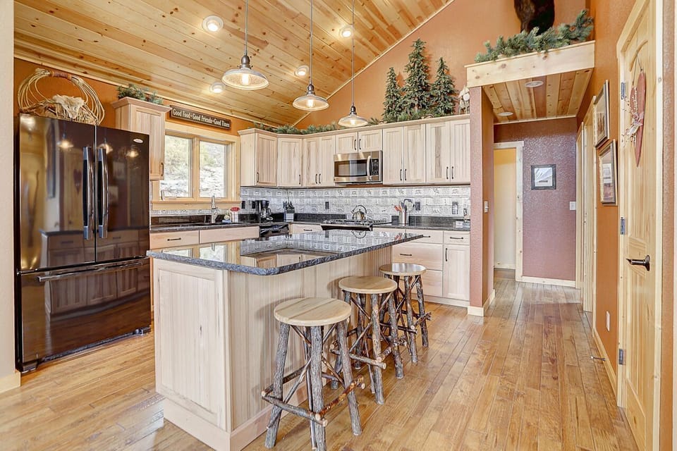 Open floor plan. Plenty of cabinets, pantry and bar seats.