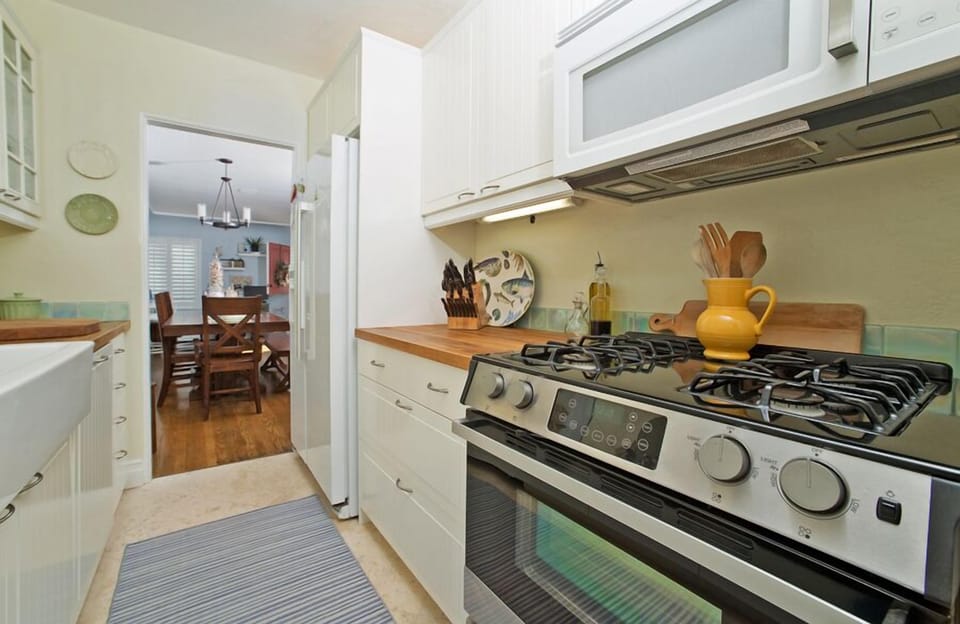 GAS STOVE/OVEN AND MICROWAVE