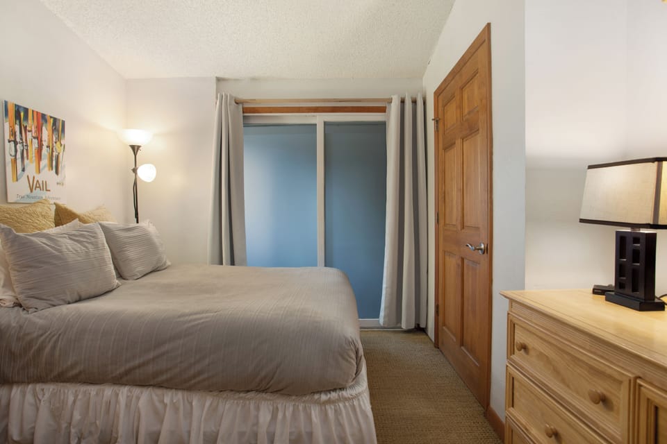 Guest bedroom with Smart TV, queen bed and twin bunks!
