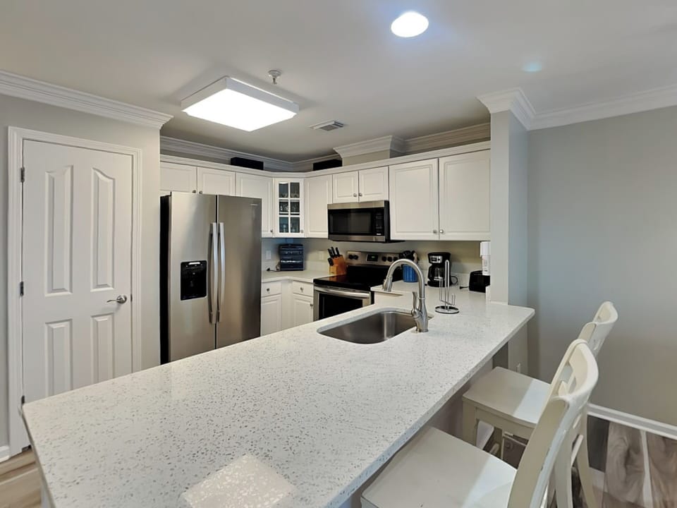 Full Kitchen w. Breakfast Bar