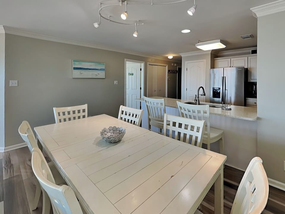 Dining Area w. Table and Bar Counter Seating