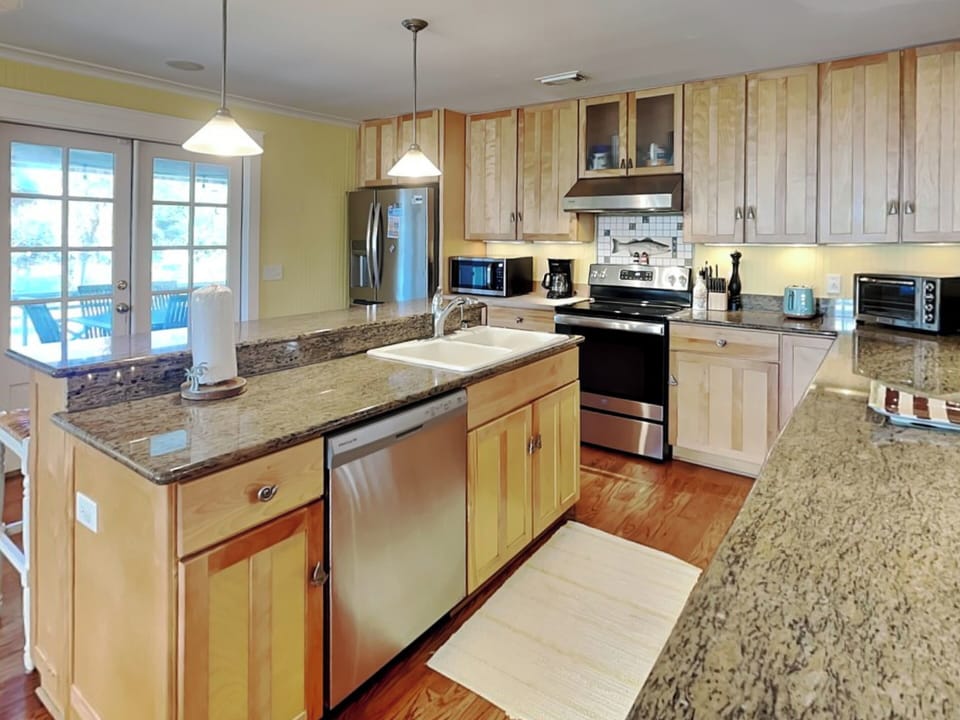 Full Kitchen w/ Large Island & Bar Counter Seating