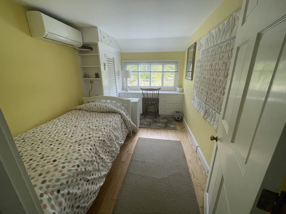 Twin bedroom
