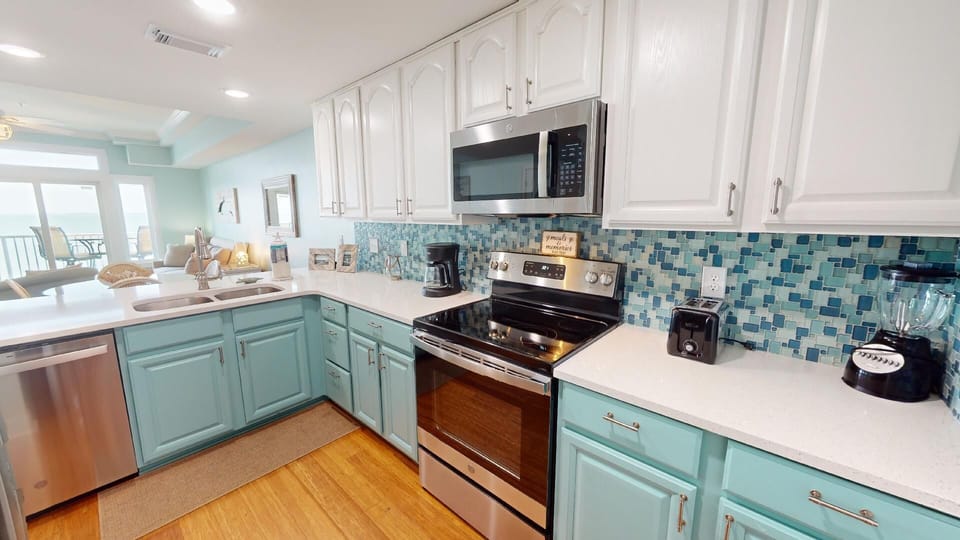 Full Kitchen w/ Stainless Steel Appliances