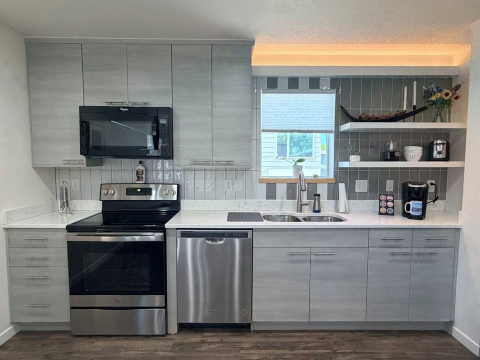 Newly renovated full kitchen 