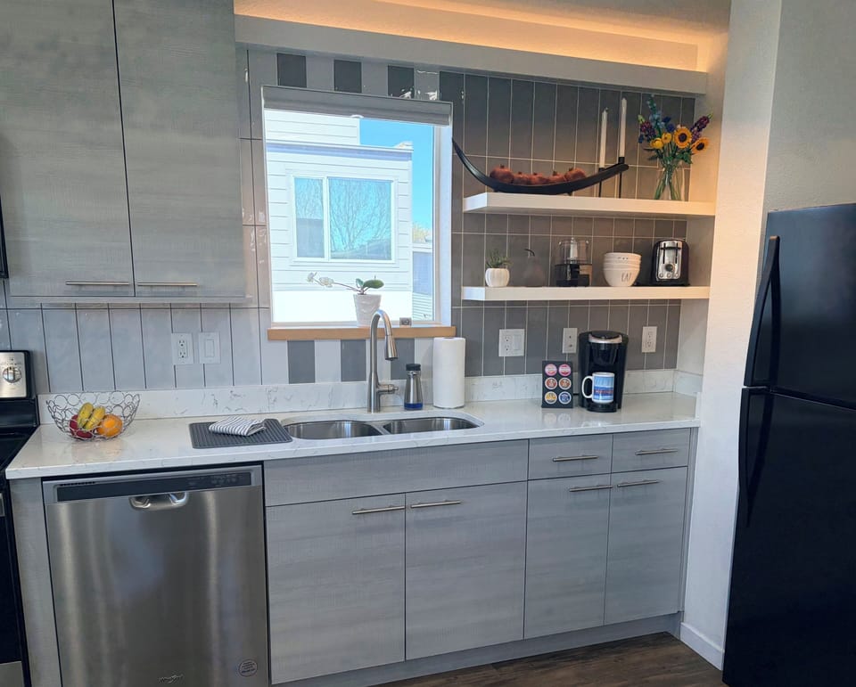 Newly Renovated Full Kitchen (Keurig K-Cup Coffee Maker, toaster, Refrig)