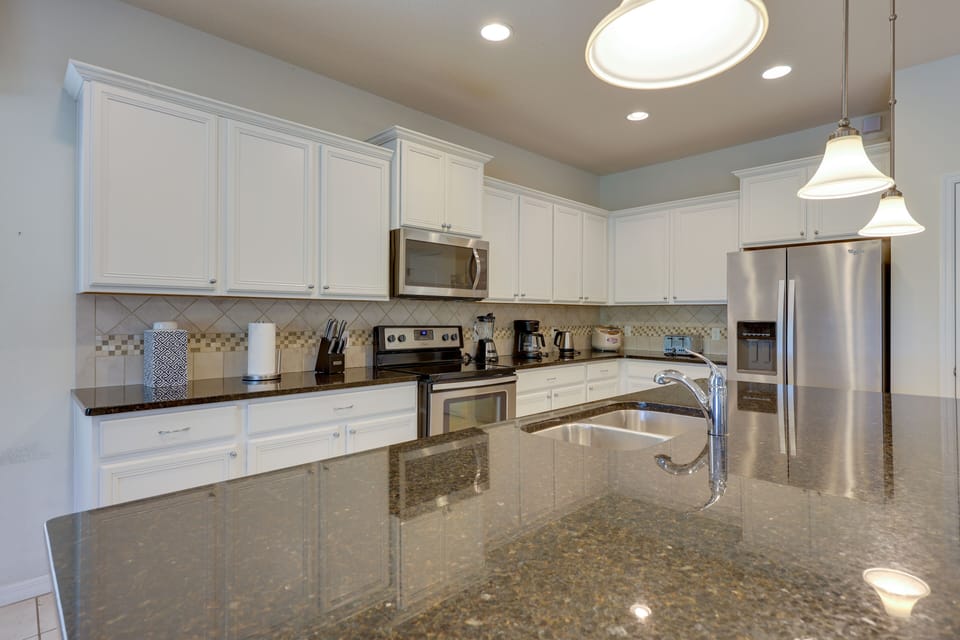 Fully equipped kitchen with two refrigerators