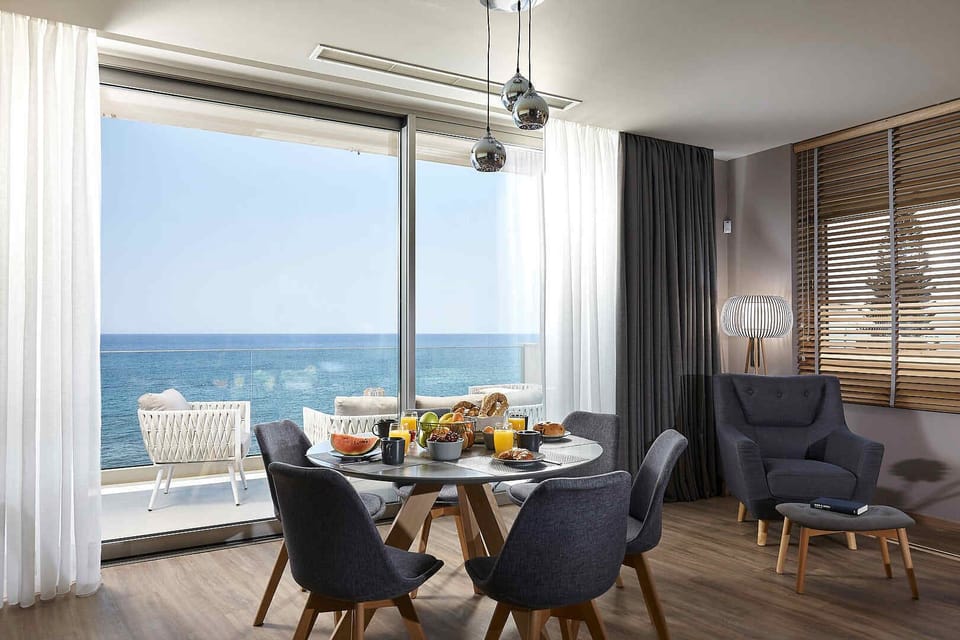 breakfast at the open kitchen area next to the sea