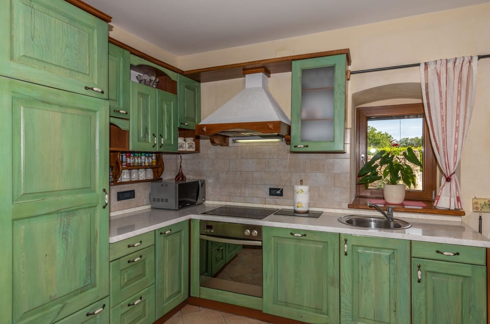 Fully equipped kitchen with everything you need for a home-cooked meal