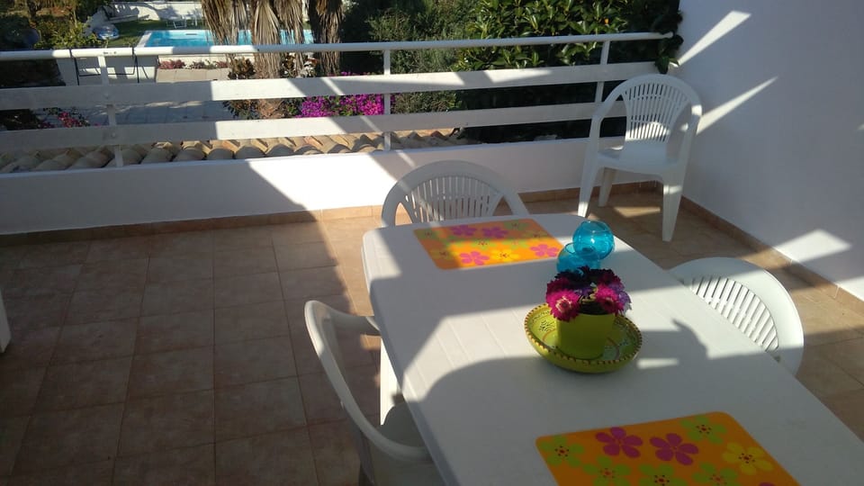 1st floor: veranda with views over the pool