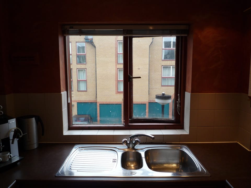 London Tower Bridge apartment - kitchen