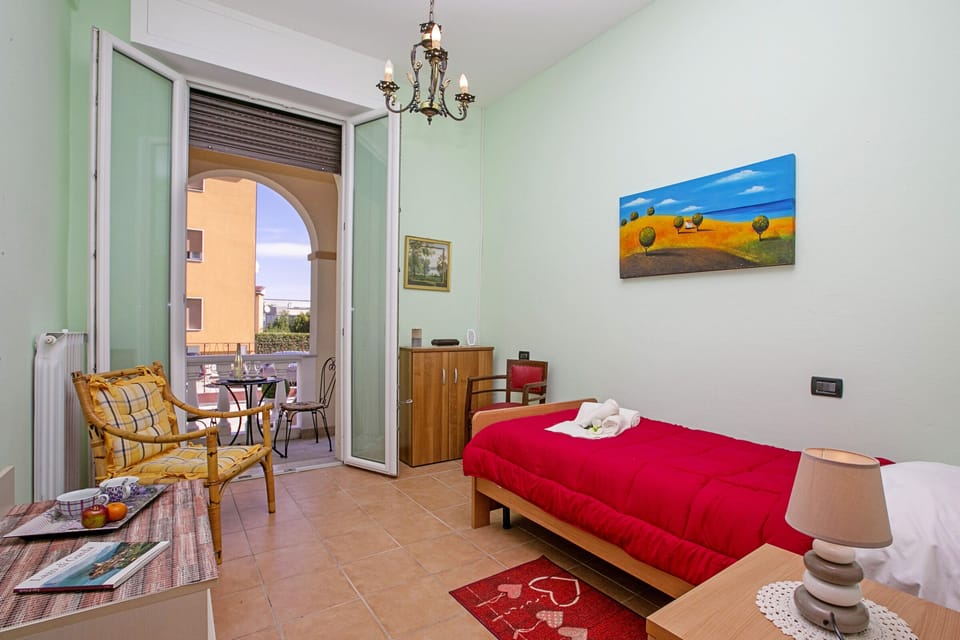 Second single bedroom with access to the terrace