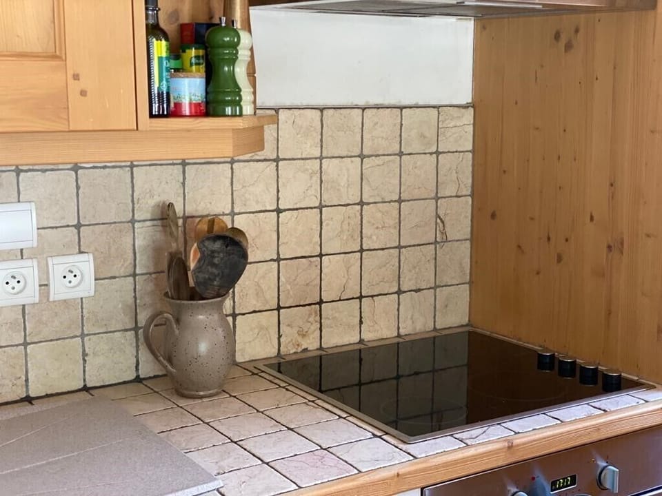 Inductive cooker and fully fitted kitchen.