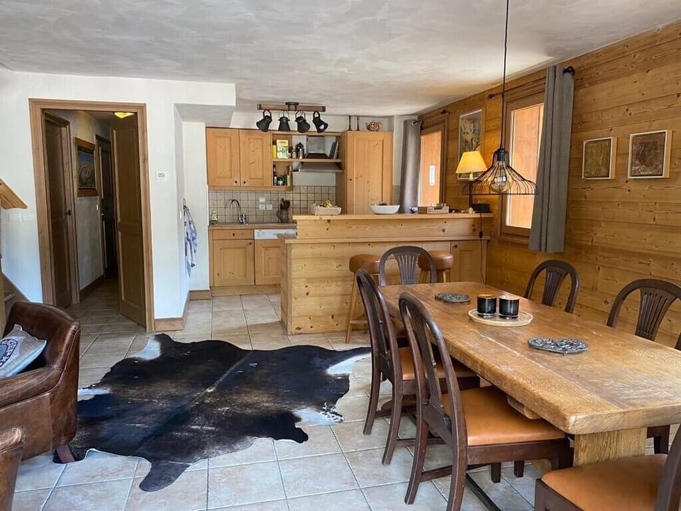 Dining area and kitchen bar. The table sits 8 person confortably