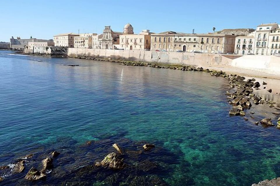 The old town of Syracuse is only 7 km off.