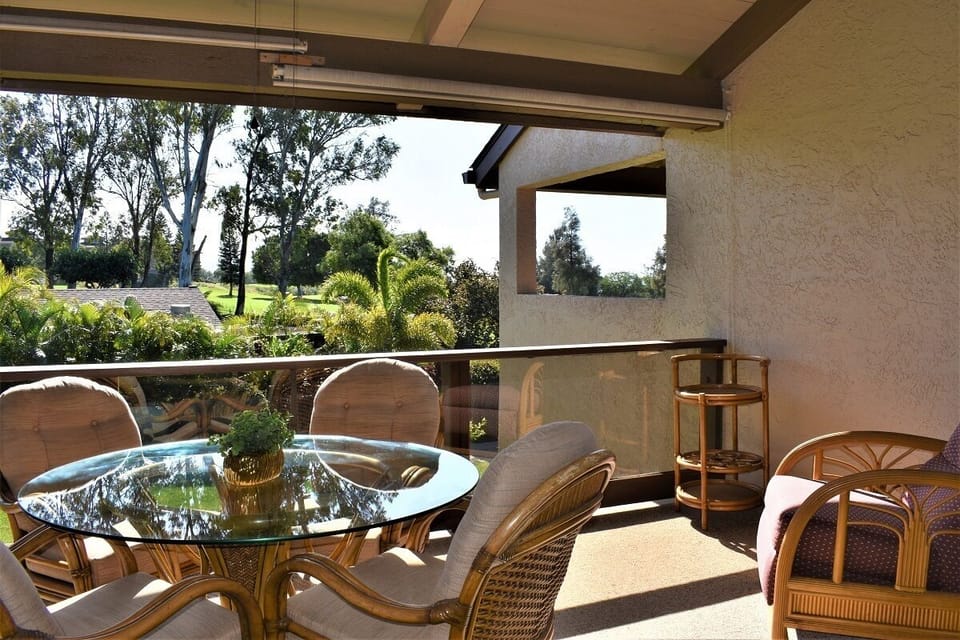 Oversized lanai perfect for your morning coffee or afternoon cocktails