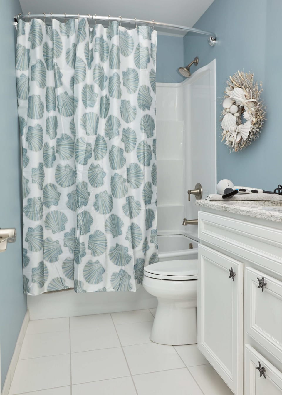 Full hall bathroom, 1st floor