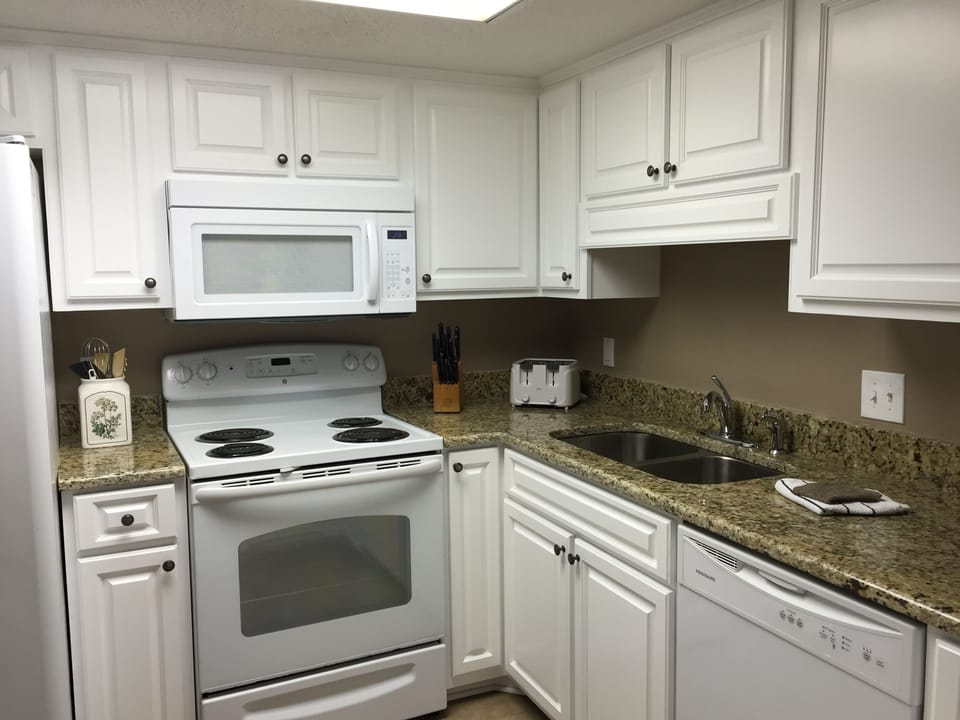 Newly remodeled kitchen cabinets and granite counter tops!
