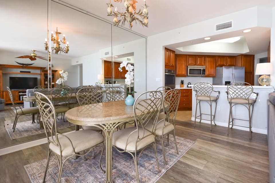 Silver Beach Towers West 603 - Dining Area and Breakfast Bar