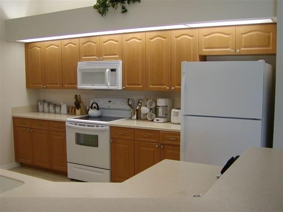 Kitchen (Ceramic hob, Microwave, Dishwasher, Cookware, Washing Machine & drier)