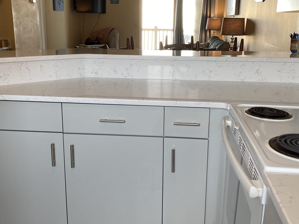 Hello new kitchen cabinets & countertops!